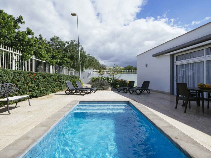 3 bedroom Villa, 3 bathrooms, fully equipped kitchen, living room, dining room, barbecue, garden and private pool. 130m2